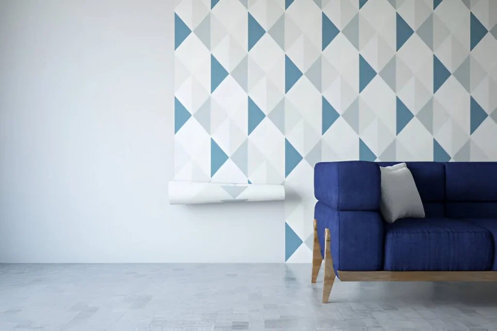 Tapetsering av en vägg med modern geometrisk mönstrad tapet i ett stilrent vardagsrum.