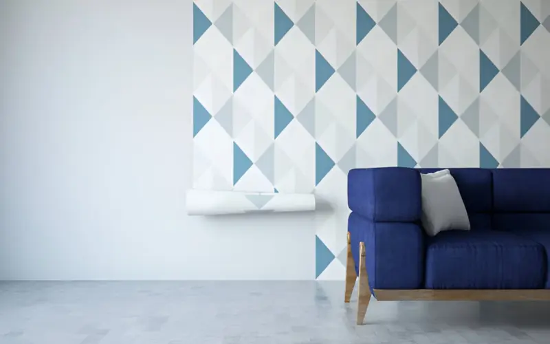 Tapetsering av en vägg med modern geometrisk mönstrad tapet i ett stilrent vardagsrum.