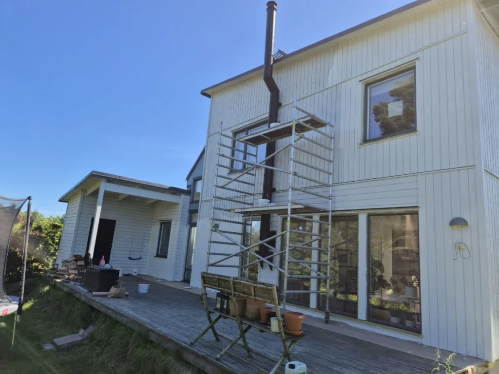 Fasadmålning med linoljefärg på trähus i Gustavsberg