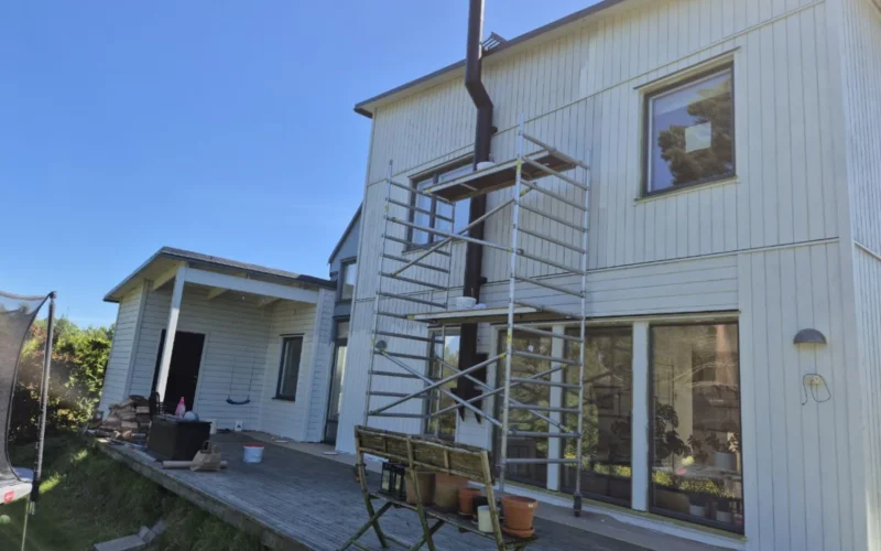 Fasadmålning med linoljefärg på trähus i Gustavsberg