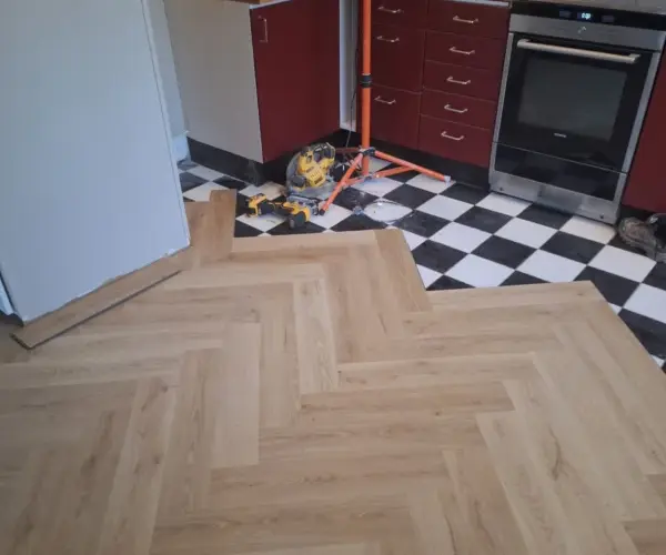 Nylagt trägolv vid övergång till kök