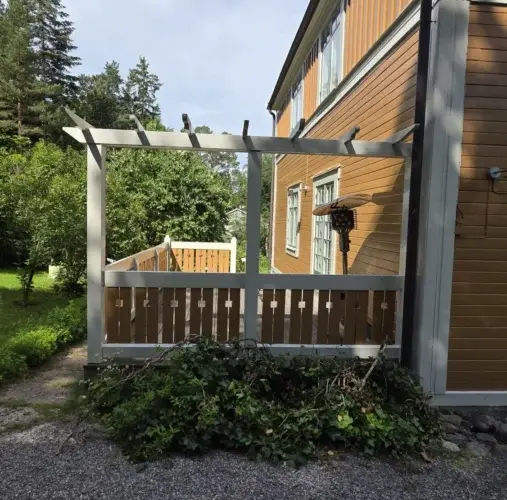 Målad träfasad vid uteplats