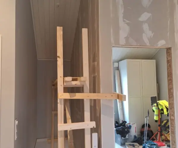 Vägg med spacklade skarvar under renovering