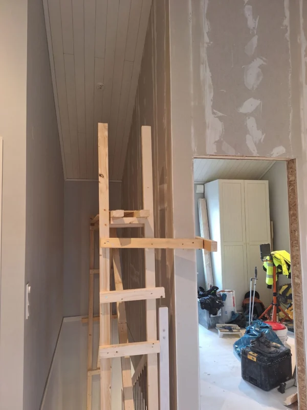 Vägg med spacklade skarvar under renovering